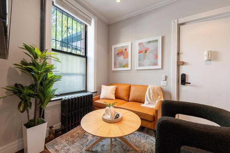 Elegant gestaltetes Wohnzimmer mit moderner Einrichtung in einer Wohnung im Building East 35th Street - roomrs-1 - 1644638 in Manhattan, New York Elegant gestaltetes Wohnzimmer mit moderner Einrichtung in einer Wohnung im Building East 35th Street - roomrs-1 - 1644638 in Manhattan, New York
