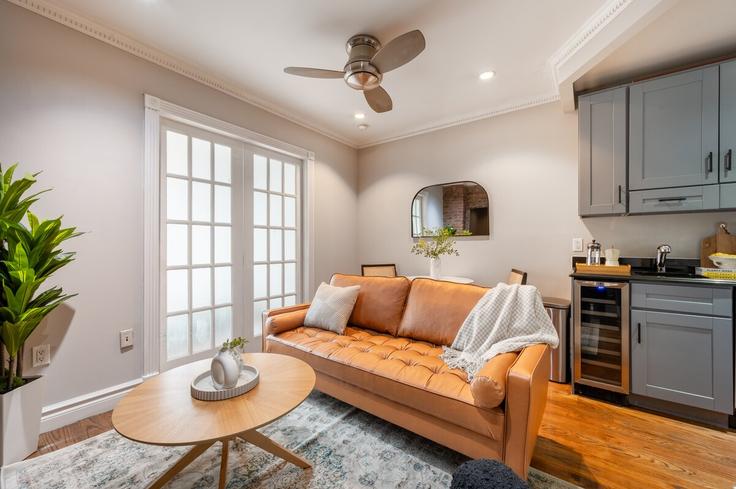 Elegante sala de estar con mobiliario moderno en un apartamento en Building Orchard Street - roomrs-1 - 1644608 en Manhattan, New York