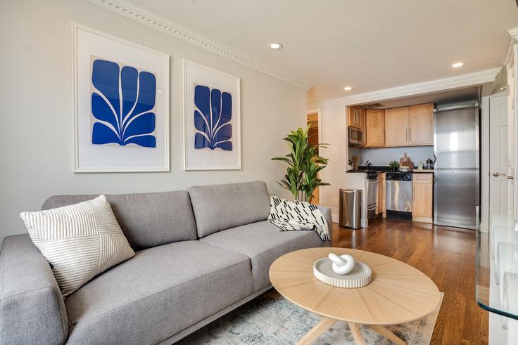 Elegant gestaltetes Wohnzimmer mit moderner Einrichtung in einer Wohnung im Building Avenue A - roomrs-1 - 1644656 in Manhattan, New York Elegant gestaltetes Wohnzimmer mit moderner Einrichtung in einer Wohnung im Building Avenue A - roomrs-1 - 1644656 in Manhattan, New York