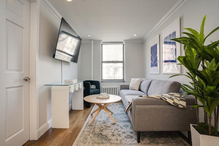 Elegant gestaltetes Wohnzimmer mit moderner Einrichtung in einer Wohnung im Building Avenue A - roomrs-1 - 1644656 in Manhattan, New York