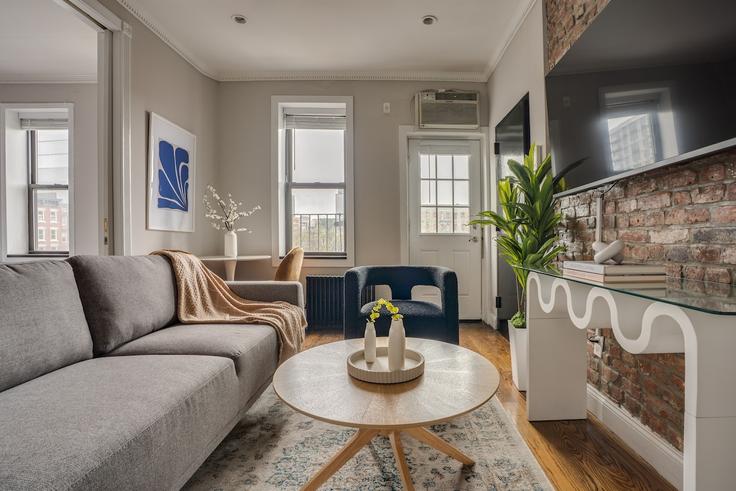 Building Essex Street - roomrs-1 - 1644620 adresindeki bir dairede modern mobilyalarla zarif bir şekilde tasarlanmış oturma odası Manhattan, New York Building Essex Street - roomrs-1 - 1644620 adresindeki bir dairede modern mobilyalarla zarif bir şekilde tasarlanmış oturma odası Manhattan, New York