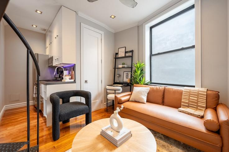 Elegant gestaltetes Wohnzimmer mit moderner Einrichtung in einer Wohnung im Building East 35th Street - roomrs-1 - 1644636 in Manhattan, New York Elegant gestaltetes Wohnzimmer mit moderner Einrichtung in einer Wohnung im Building East 35th Street - roomrs-1 - 1644636 in Manhattan, New York