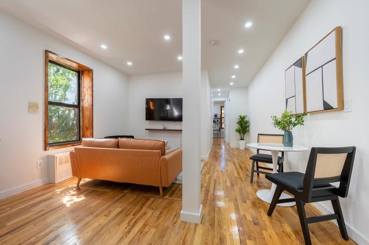 Elegante sala de estar con mobiliario moderno en un apartamento en Building East 105th Street - roomrs-1 - 1644655 en Manhattan, New York Elegante sala de estar con mobiliario moderno en un apartamento en Building East 105th Street - roomrs-1 - 1644655 en Manhattan, New York