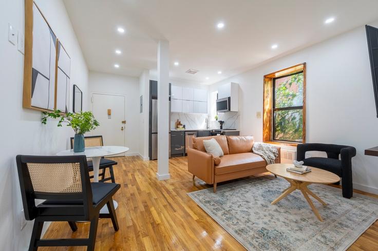 New York ManhattanのBuilding East 105th Street - roomrs-1 - 1644655のアパートメントにある、モダンな家具を備えたエレガントなデザインのリビングルーム New York ManhattanのBuilding East 105th Street - roomrs-1 - 1644655のアパートメントにある、モダンな家具を備えたエレガントなデザインのリビングルーム