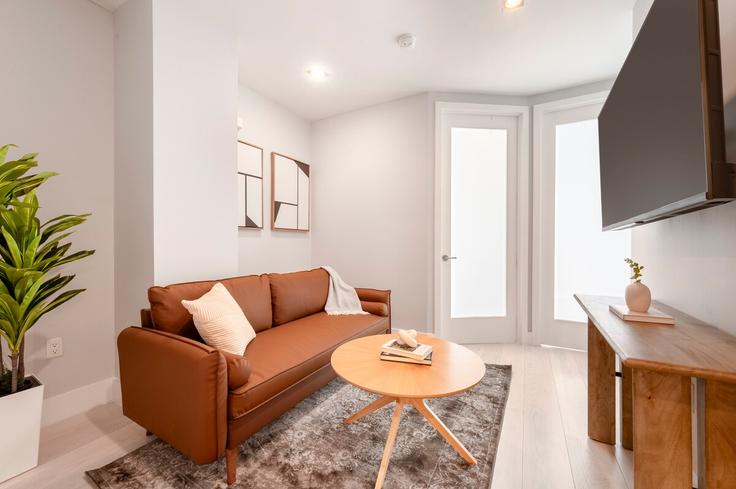 Elegante sala de estar con mobiliario moderno en un apartamento en Building Stanton Street - roomrs-1 - 1644619 en Manhattan, New York