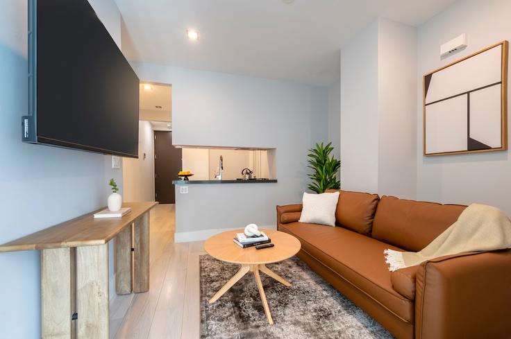 Elegante sala de estar con mobiliario moderno en un apartamento en Building Stanton Street - roomrs-1 - 1644619 en Manhattan, New York Elegante sala de estar con mobiliario moderno en un apartamento en Building Stanton Street - roomrs-1 - 1644619 en Manhattan, New York