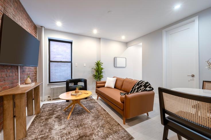 Elegante sala de estar con mobiliario moderno en un apartamento en Building Stanton Street - roomrs-1 - 1644630 en Manhattan, New York