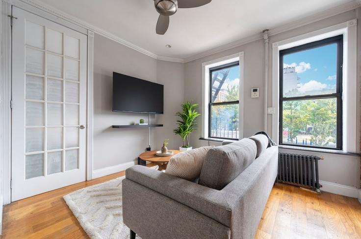 Elegante sala de estar con mobiliario moderno en un apartamento en Building Essex Street - roomrs-1 - 1644623 en Manhattan, New York