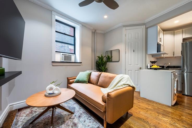 Elegant gestaltetes Wohnzimmer mit moderner Einrichtung in einer Wohnung im Building East 35th Street - roomrs-1 - 1644616 in Manhattan, New York Elegant gestaltetes Wohnzimmer mit moderner Einrichtung in einer Wohnung im Building East 35th Street - roomrs-1 - 1644616 in Manhattan, New York