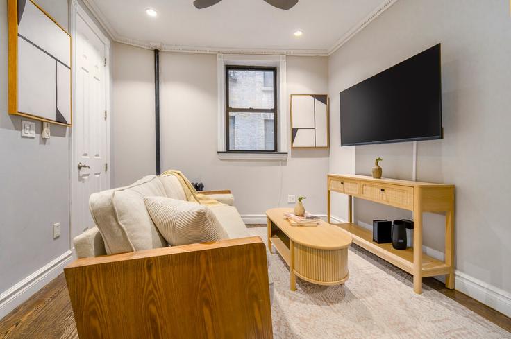 Elegant gestaltetes Wohnzimmer mit moderner Einrichtung in einer Wohnung im Building East 35th Street - roomrs-1 - 1644629 in Manhattan, New York Elegant gestaltetes Wohnzimmer mit moderner Einrichtung in einer Wohnung im Building East 35th Street - roomrs-1 - 1644629 in Manhattan, New York