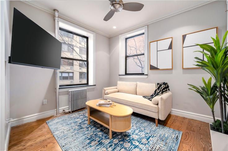 Elegant gestaltetes Wohnzimmer mit moderner Einrichtung in einer Wohnung im Building East 35th Street - roomrs-1 - 1644632 in Manhattan, New York Elegant gestaltetes Wohnzimmer mit moderner Einrichtung in einer Wohnung im Building East 35th Street - roomrs-1 - 1644632 in Manhattan, New York