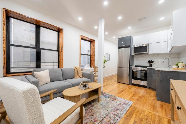 Elegante sala de estar con mobiliario moderno en un apartamento en Building East 105th Street - roomrs-1 - 1644643 en Manhattan, New York Elegante sala de estar con mobiliario moderno en un apartamento en Building East 105th Street - roomrs-1 - 1644643 en Manhattan, New York