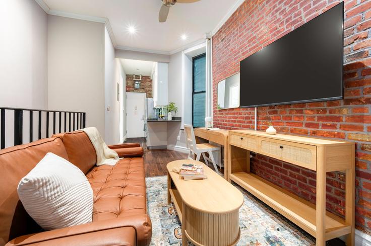 Elegant gestaltetes Wohnzimmer mit moderner Einrichtung in einer Wohnung im Building Avenue B - roomrs-1 - 1644658 in Manhattan, New York Elegant gestaltetes Wohnzimmer mit moderner Einrichtung in einer Wohnung im Building Avenue B - roomrs-1 - 1644658 in Manhattan, New York