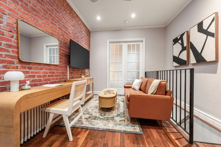 Elegant gestaltetes Wohnzimmer mit moderner Einrichtung in einer Wohnung im Building Avenue B - roomrs-1 - 1644658 in Manhattan, New York