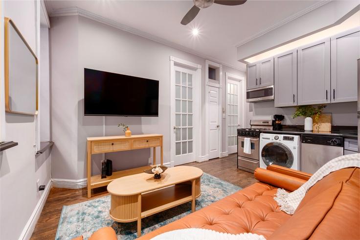 Elegante sala de estar con mobiliario moderno en un apartamento en Building Clinton Street - roomrs-1 - 1644622 en Manhattan, New York