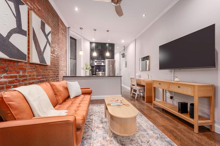 Elegant gestaltetes Wohnzimmer mit moderner Einrichtung in einer Wohnung im Building Avenue B - roomrs-1 - 1644661 in Manhattan, New York Elegant gestaltetes Wohnzimmer mit moderner Einrichtung in einer Wohnung im Building Avenue B - roomrs-1 - 1644661 in Manhattan, New York