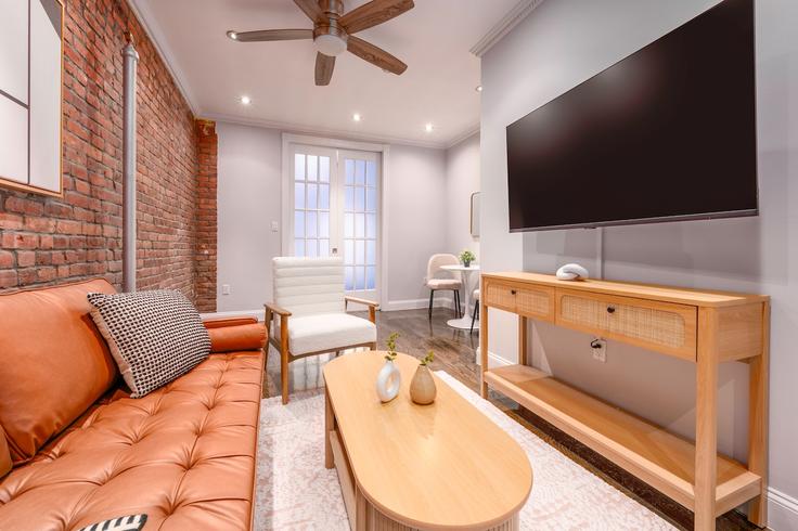 Manhattan, New York에 위치한 Building East 7th Street - roomrs-1 - 1644660 유닛의 세련된 인테리어가 돋보이는 거실