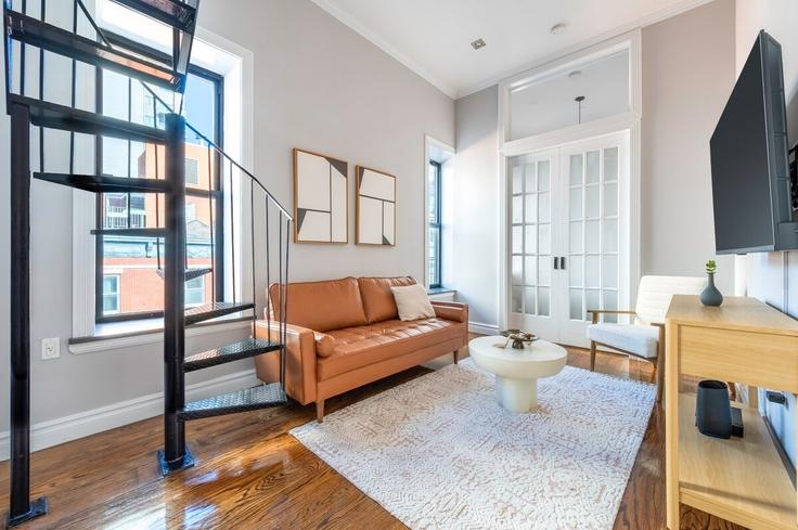 Elegant gestaltetes Wohnzimmer mit moderner Einrichtung in einer Wohnung im Building East 13th Street - roomrs-1 - 1644651 in Manhattan, New York Elegant gestaltetes Wohnzimmer mit moderner Einrichtung in einer Wohnung im Building East 13th Street - roomrs-1 - 1644651 in Manhattan, New York