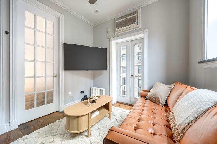 Elegant gestaltetes Wohnzimmer mit moderner Einrichtung in einer Wohnung im Building East 35th Street - roomrs-1 - 1644648 in Manhattan, New York Elegant gestaltetes Wohnzimmer mit moderner Einrichtung in einer Wohnung im Building East 35th Street - roomrs-1 - 1644648 in Manhattan, New York