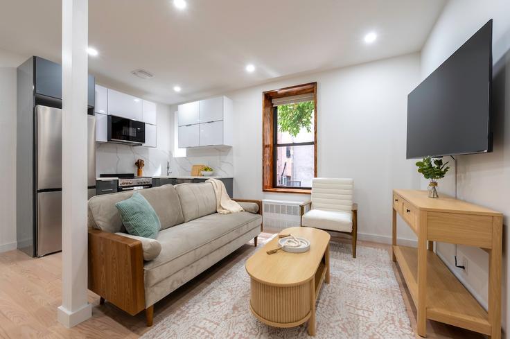 Elegante sala de estar con mobiliario moderno en un apartamento en Building East 105th Street - roomrs-1 - 1644641 en Manhattan, New York Elegante sala de estar con mobiliario moderno en un apartamento en Building East 105th Street - roomrs-1 - 1644641 en Manhattan, New York