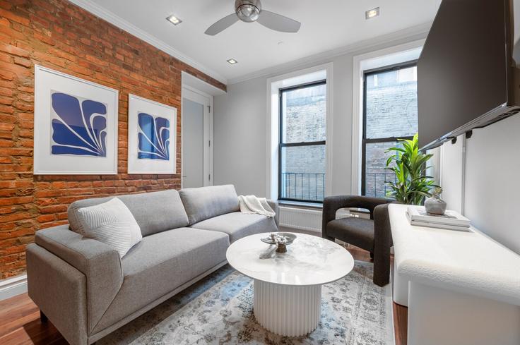 Elegant gestaltetes Wohnzimmer mit moderner Einrichtung in einer Wohnung im Building East 13th Street - roomrs-1 - 1644649 in Manhattan, New York Elegant gestaltetes Wohnzimmer mit moderner Einrichtung in einer Wohnung im Building East 13th Street - roomrs-1 - 1644649 in Manhattan, New York