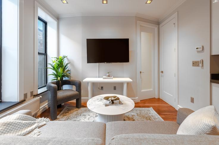 Manhattan, New York에 위치한 Building East 13th Street - roomrs-1 - 1644649 유닛의 세련된 인테리어가 돋보이는 거실