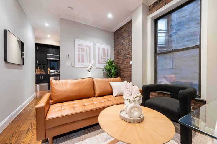 Manhattan, New York에 위치한 Building West 103rd Street - roomrs-1 - 1644618 유닛의 세련된 인테리어가 돋보이는 거실 Manhattan, New York에 위치한 Building West 103rd Street - roomrs-1 - 1644618 유닛의 세련된 인테리어가 돋보이는 거실