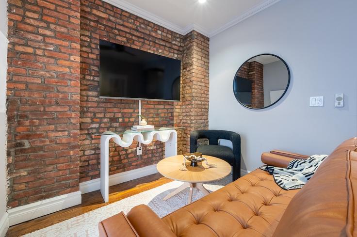 Elegante sala de estar con mobiliario moderno en un apartamento en Building Orchard Street - roomrs-1 - 1644647 en Manhattan, New York