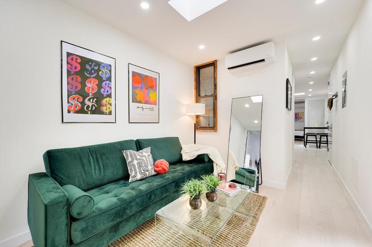 Manhattan, New York에 위치한 Building York Avenue - roomrs-1 - 1644612 유닛의 세련된 인테리어가 돋보이는 거실 Manhattan, New York에 위치한 Building York Avenue - roomrs-1 - 1644612 유닛의 세련된 인테리어가 돋보이는 거실