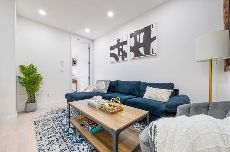 Salle de séjour élégante avec mobilier moderne dans un appartement à Building York Avenue - roomrs-1 - 1644652 à Manhattan, New York