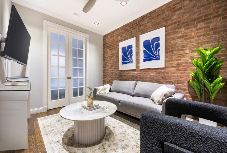 Manhattan, New York에 위치한 Building West 103rd Street - roomrs-1 - 1644633 유닛의 세련된 인테리어가 돋보이는 거실 Manhattan, New York에 위치한 Building West 103rd Street - roomrs-1 - 1644633 유닛의 세련된 인테리어가 돋보이는 거실