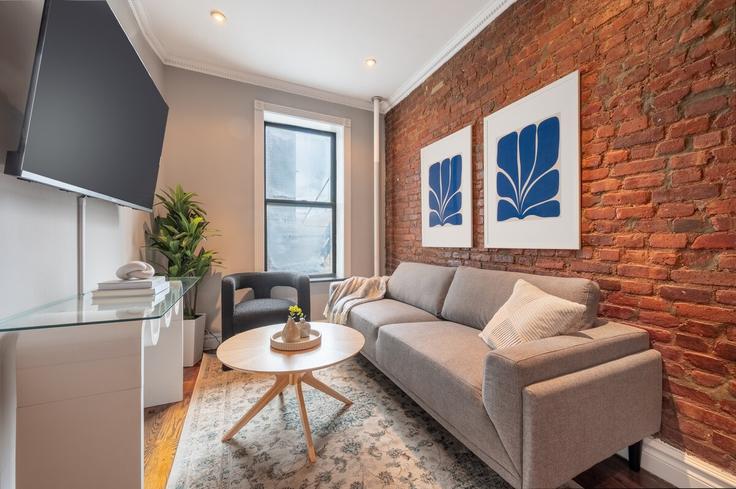 Building Prince Street - roomrs-1 - 1644621 adresindeki bir dairede modern mobilyalarla zarif bir şekilde tasarlanmış oturma odası Manhattan, New York Building Prince Street - roomrs-1 - 1644621 adresindeki bir dairede modern mobilyalarla zarif bir şekilde tasarlanmış oturma odası Manhattan, New York