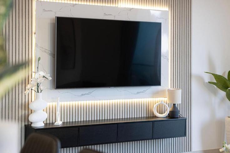 Elegante sala de estar con mobiliario moderno en un apartamento en Building Tariaq Bedon Esm - roomszy-vacation-home-rental - 1381659 en Burj Khalifa, Dubai Elegante sala de estar con mobiliario moderno en un apartamento en Building Tariaq Bedon Esm - roomszy-vacation-home-rental - 1381659 en Burj Khalifa, Dubai