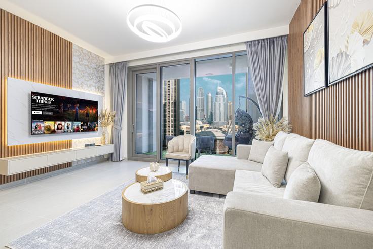 Elegante sala de estar con mobiliario moderno en un apartamento en Building Sh Mohammed Bin Rashid Blvd - roomszy-vacation-home-rental - 1381661 en Burj Khalifa, Dubai Elegante sala de estar con mobiliario moderno en un apartamento en Building Sh Mohammed Bin Rashid Blvd - roomszy-vacation-home-rental - 1381661 en Burj Khalifa, Dubai