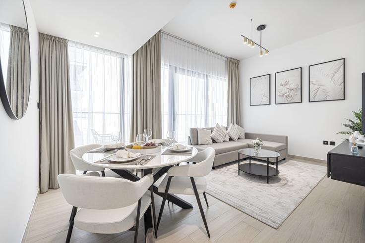 Sala de estar elegantemente projetada com móveis modernos em um apartamento no Building Street 11 - roomszy-vacation-home-rental - 1381663 em Al Barsha South Fourth, Dubai