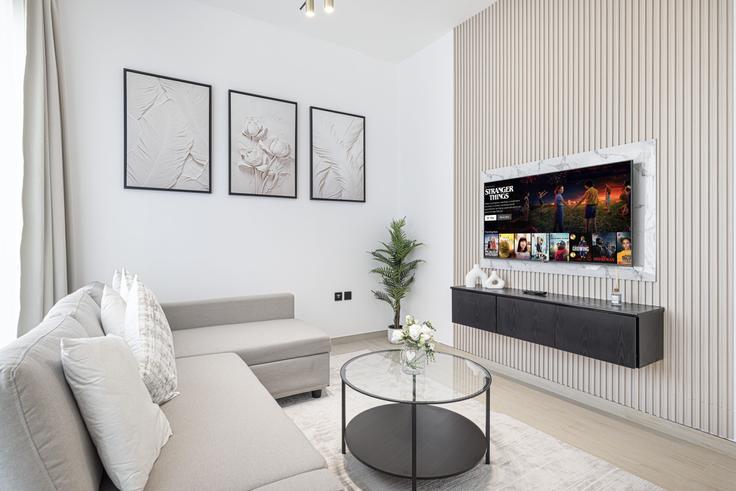 Elegante sala de estar con mobiliario moderno en un apartamento en Building Street 11 - roomszy-vacation-home-rental - 1381663 en Al Barsha South Fourth, Dubai