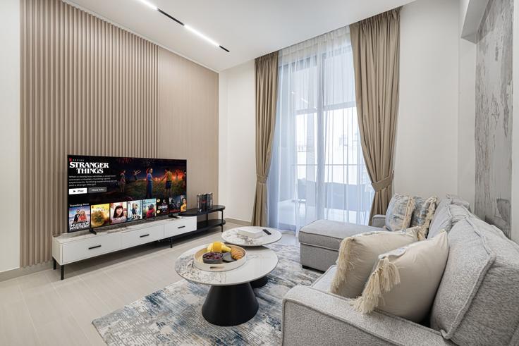 Al Barsha South Fourth, Dubai에 위치한 Building Street 7 - roomszy-vacation-home-rental - 1381664 유닛의 세련된 인테리어가 돋보이는 거실