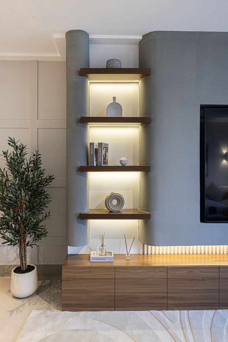 Elegante sala de estar con mobiliario moderno en un apartamento en Building Tariaq Bedon Esm - roomszy-vacation-home-rental - 1381665 en Burj Khalifa, Dubai Elegante sala de estar con mobiliario moderno en un apartamento en Building Tariaq Bedon Esm - roomszy-vacation-home-rental - 1381665 en Burj Khalifa, Dubai