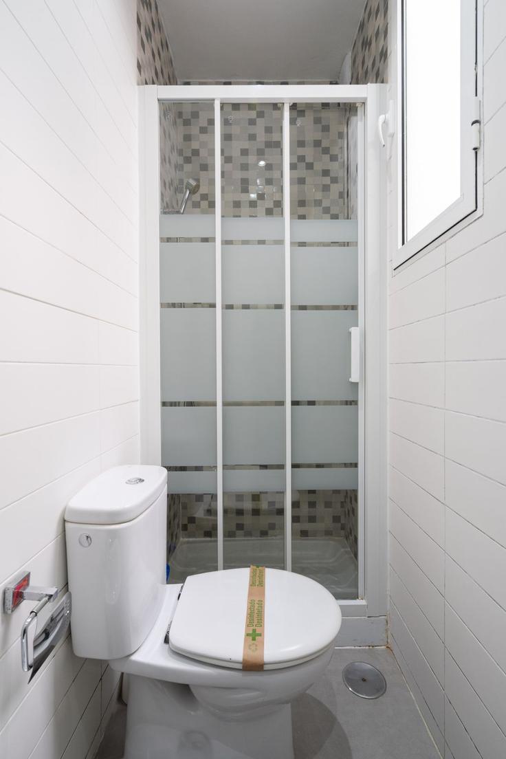 Une salle de bain raffinée et magnifiquement conçue avec des touches sophistiquées sur Building Calle de Hortaleza - roomtorent - 1285631 - MAD à Centro, Madrid Une salle de bain raffinée et magnifiquement conçue avec des touches sophistiquées sur Building Calle de Hortaleza - roomtorent - 1285631 - MAD à Centro, Madrid