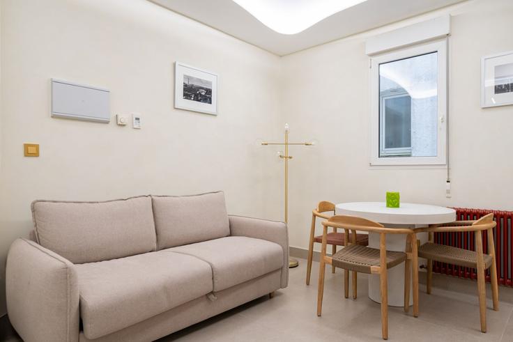 Building Calle de Narváez - roomtorent - 1285623 - MAD adresindeki bir dairede modern mobilyalarla zarif bir şekilde tasarlanmış oturma odası Retiro, Madrid