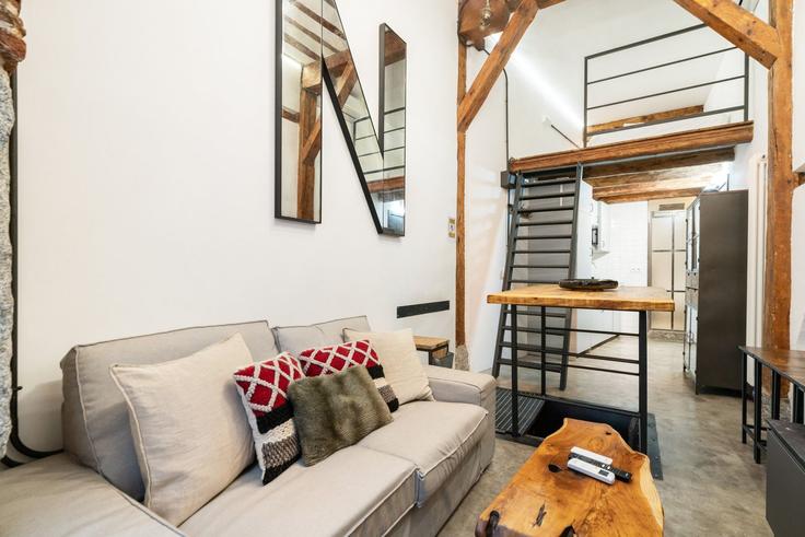 Centro, Madrid에 위치한 Building Calle de las Minas - roomtorent - 1285645 - MAD 아파트의 세련된 인테리어가 돋보이는 거실 Centro, Madrid에 위치한 Building Calle de las Minas - roomtorent - 1285645 - MAD 아파트의 세련된 인테리어가 돋보이는 거실