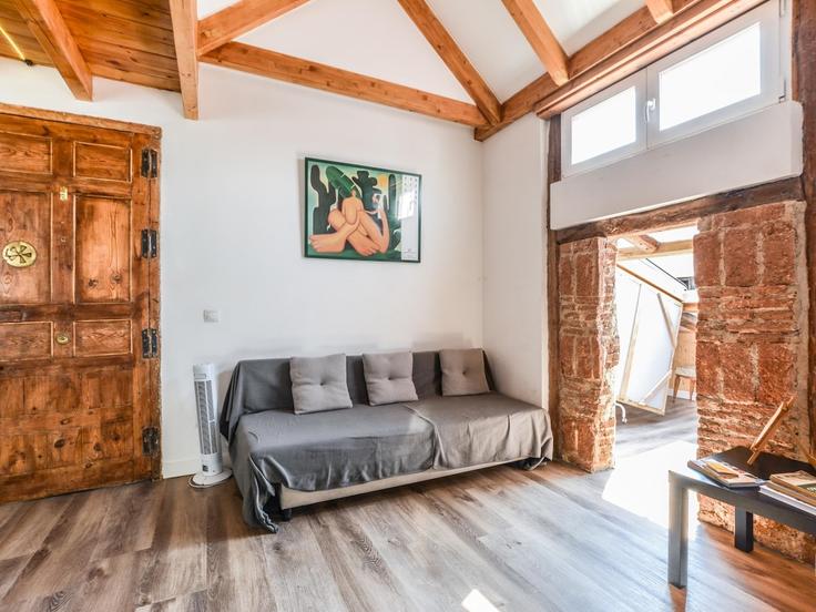 Salle de séjour élégante avec mobilier moderne dans un appartement à Building Calle del Espíritu Santo - roomtorent - 1285586 - MAD à Centro, Madrid