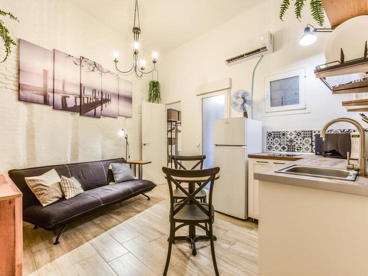 Elegant gestaltetes Wohnzimmer mit moderner Einrichtung in einer Wohnung im Building Plaza de Lavapiés - roomtorent - 1285578 - MAD in Centro, Madrid