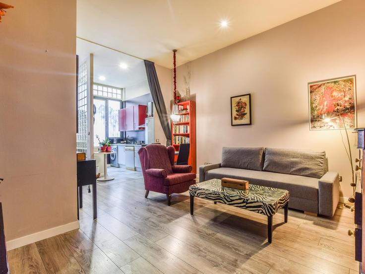 Elegant gestaltetes Wohnzimmer mit moderner Einrichtung in einer Wohnung im Building Calle Hermanos del Moral - roomtorent - 1285637 - MAD in Carabanchel, Madrid