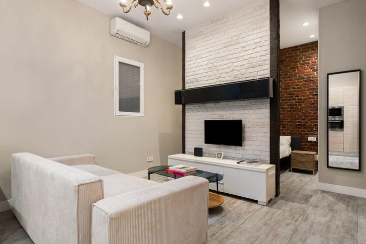 Salle de séjour élégante avec mobilier moderne dans un appartement à Building Calle de la Sombrerería - roomtorent - 1285612 - MAD à Centro, Madrid Salle de séjour élégante avec mobilier moderne dans un appartement à Building Calle de la Sombrerería - roomtorent - 1285612 - MAD à Centro, Madrid