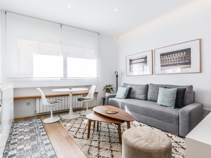 Sala de estar elegantemente projetada com móveis modernos em um apartamento no Building Calle del Molino de Viento - roomtorent - 1285579 - MAD em Centro, Madrid
