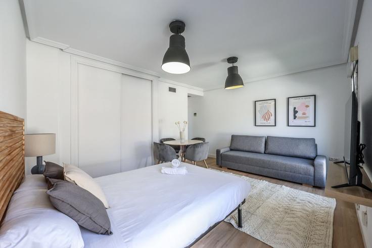 Salle de séjour élégante avec mobilier moderne dans un appartement à Building Calle del Oso - roomtorent - 1285618 - MAD à Centro, Madrid