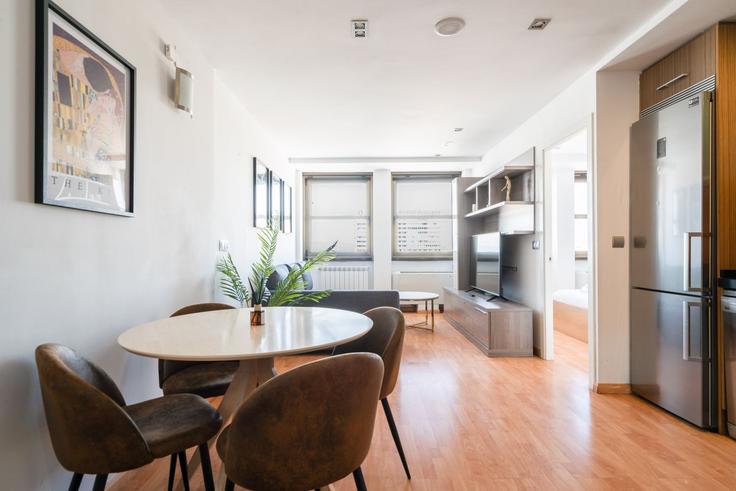 Moncloa - Aravaca, Madrid에 위치한 Building Calle de la Princesa - roomtorent - 1285583 - MAD 아파트의 세련된 인테리어가 돋보이는 거실