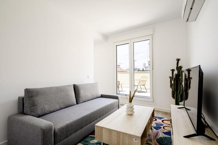 Sala de estar elegantemente projetada com móveis modernos em um apartamento no Building Calle Puerto Alto - roomtorent - 1285620 - MAD em Puente de Vallecas, Madrid