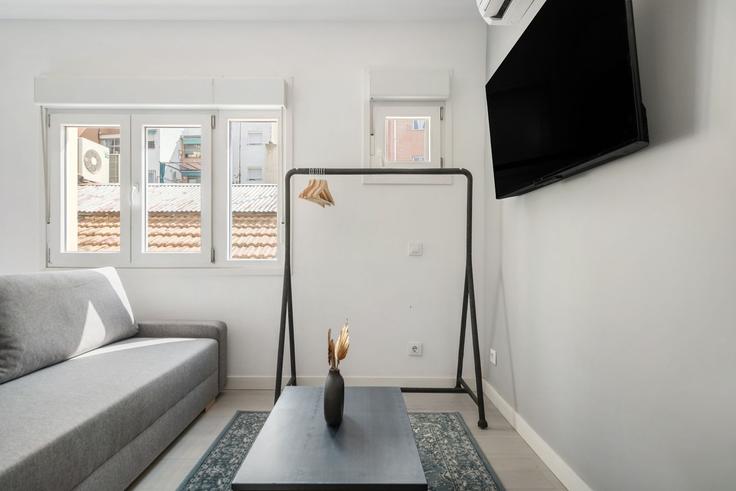 Sala de estar elegantemente projetada com móveis modernos em um apartamento no Building Calle del Camino Viejo de Leganés - roomtorent - 1405945 em Carabanchel, Madrid